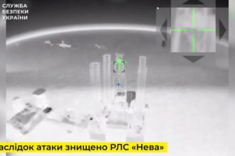video momentul in care obiective militare ale kremlinului in marea neagra sunt distruse de o lovitura combinata de drone maritime si aeriene 682ae7621e62d