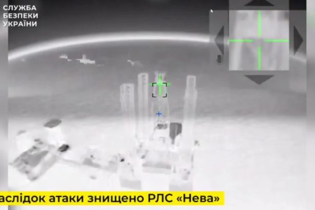 video momentul in care obiective militare ale kremlinului in marea neagra sunt distruse de o lovitura combinata de drone maritime si aeriene 682ae7621e62d