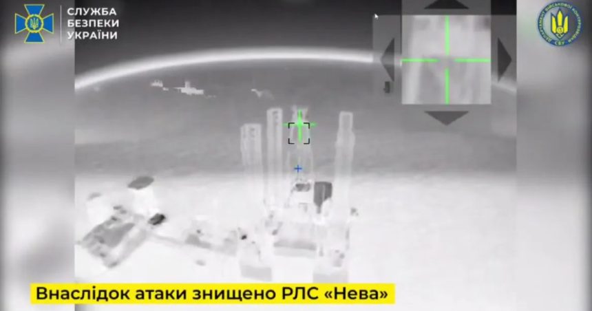 video momentul in care obiective militare ale kremlinului in marea neagra sunt distruse de o lovitura combinata de drone maritime si aeriene 682ae7621e62d