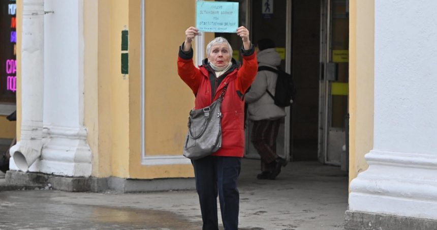 video o supravietuitoare a asediului asupra leningradului din al doilea razboi mondial a fost amendata pentru ca scris pace pe o pancarta 68308d7dacf21