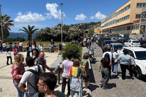 video panica la napoli dupa un cutremur de 44 scoli evacuate metrou blocat si trafic paralizat 682366ad4ca0f