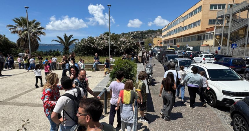 video panica la napoli dupa un cutremur de 44 scoli evacuate metrou blocat si trafic paralizat 682366ad4ca0f