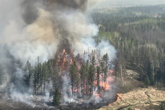 video peste 17 000 de persoane evacuate din cauza incendiilor de vegetatie in centrul canadei flacarile se deplasau foarte repede 68381c414172d