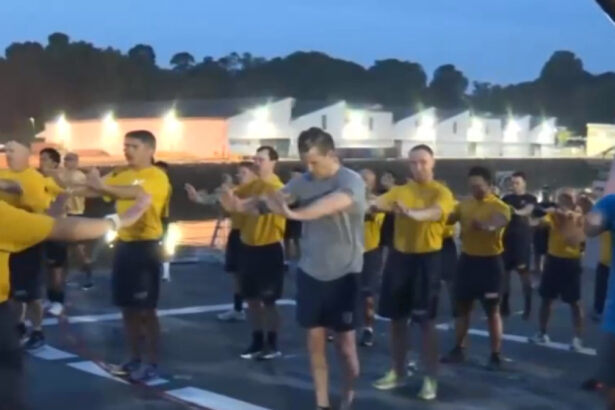 video pete hegseth s a antrenat alaturi de trupele americane pe un portavion in singapore imagini inedite cu seful pentagonului 68395e8456235