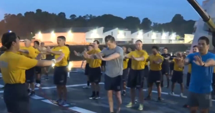 video pete hegseth s a antrenat alaturi de trupele americane pe un portavion in singapore imagini inedite cu seful pentagonului 68395e8456235