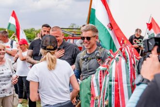 video peter magyar oponentul lui viktor orban a ajuns la granita cu romania in marsul celor un milion de pasi 683088cab7552