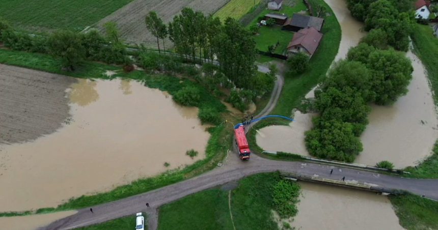 video ploile si vijeliile au facut ravagii sute de oameni evacuati in covasna case inundate in harghita a fost emis cod rosu de inundatii 6835718530c18