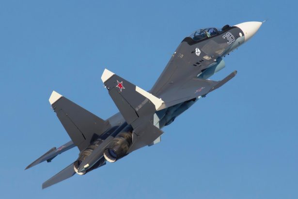video premiera mondiala reusita de fortele ucrainene au doborat un avion de vanatoare rusesc su 30 cu o racheta trasa de pe o drona navala 68160c526a2f3