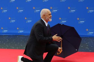 video premierul albaniei a ingenunchiat in fata giorgiei meloni cum a explicat oficialul italian gestul omologului sau 68285aa635525