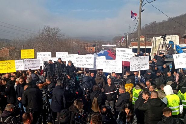 video protest cu sute de afaceristi in kosovo oamenii sunt nemultumiti de cresterea facturilor la energie manifestantii au blocat soselele 683870a03607f