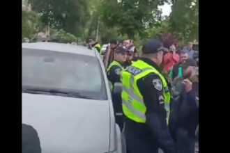 video razvratire intr un oras din vestul ucrainei mai multe persoane au blocat un vehicul de recrutare al armatei si i au intepat anvelopele 6839bc4584142