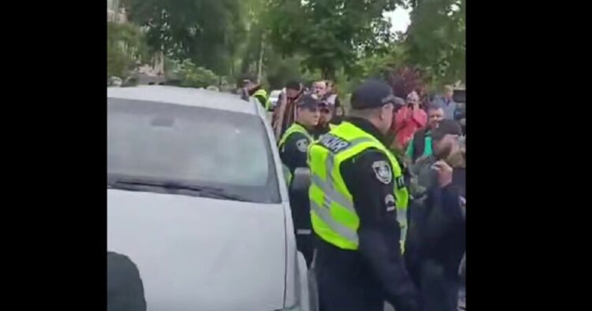 video razvratire intr un oras din vestul ucrainei mai multe persoane au blocat un vehicul de recrutare al armatei si i au intepat anvelopele 6839bc4584142