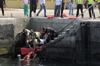 video sapte fete si femei pasagere pe o barca cu migranti au murit inecate intr un port din insulele canare momentul scufundarii vasului 6837204bebf26