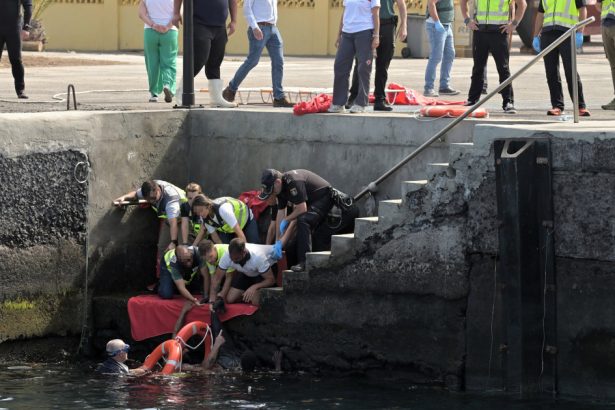 video sapte fete si femei pasagere pe o barca cu migranti au murit inecate intr un port din insulele canare momentul scufundarii vasului 6837204bebf26