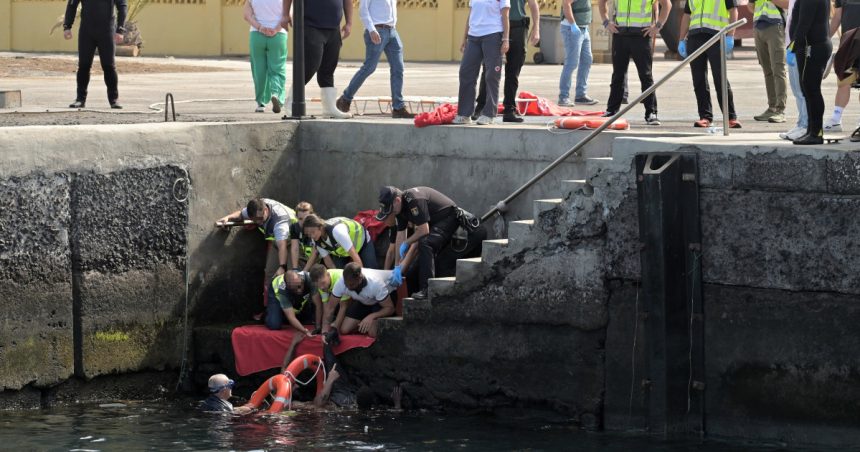 video sapte fete si femei pasagere pe o barca cu migranti au murit inecate intr un port din insulele canare momentul scufundarii vasului 6837204bebf26