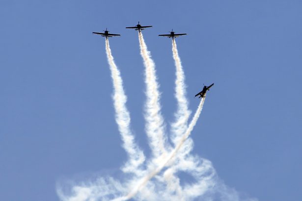 video spectacol pe cer acrobatiile celor mai buni piloti au adunat mii de oameni la iasi 6832f7493d3bc