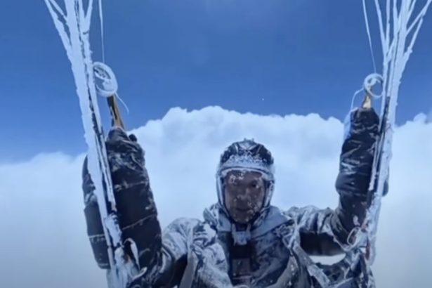 video un parapantist chinez a supravietuit unui zbor accidental la 8 000 m altitudine imagini cu barbatul acoperit de cristale de gheata 683871cb5a532