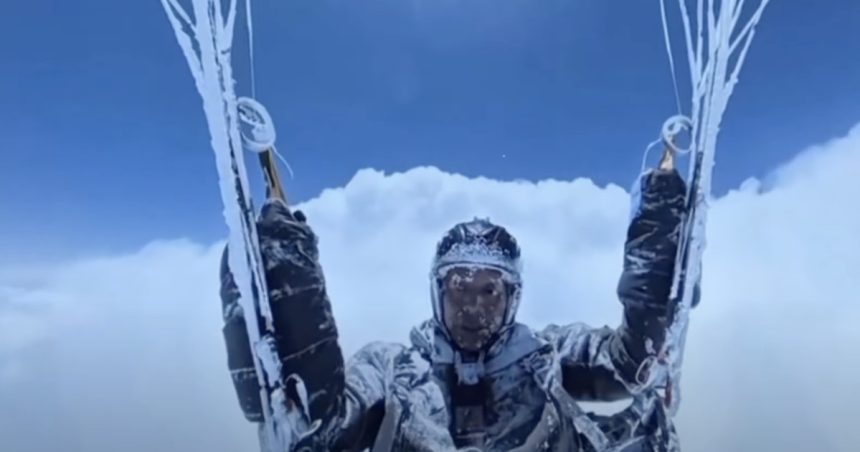 video un parapantist chinez a supravietuit unui zbor accidental la 8 000 m altitudine imagini cu barbatul acoperit de cristale de gheata 683871cb5a532