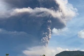 video vulcanul lewotobi laki laki a erupt indonezia a crescut nivelul de alerta la maximum 682ac30da72a2
