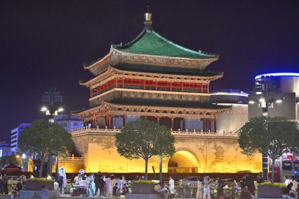 video zeci de turisti in pericol dupa ce acoperisul unui turn vechi de 600 de ani s a prabusit in china imagini cu momentul dramatic 682d9acb13cee