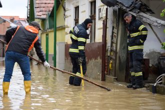 videofoto ploile si viiturile fac ravagii in tara sute de oameni evacuati case si drumuri inundate codul rosu de inundatii ramane in vigoare 68380c12a6e27