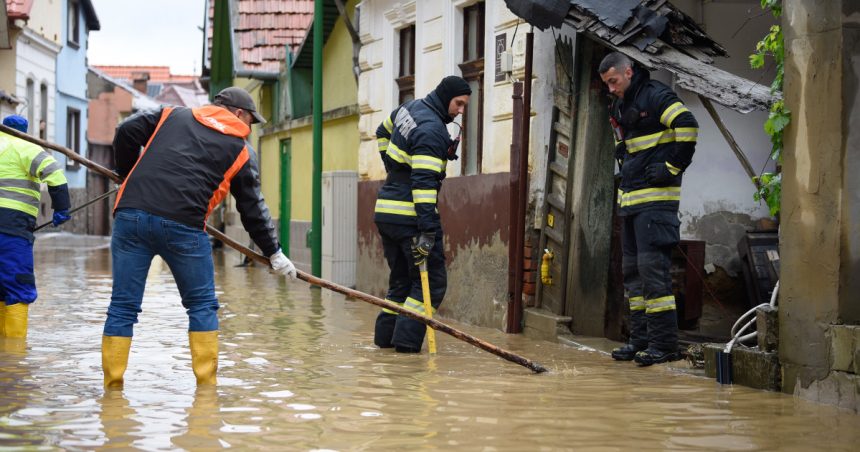 videofoto ploile si viiturile fac ravagii in tara sute de oameni evacuati case si drumuri inundate codul rosu de inundatii ramane in vigoare 68380c12a6e27