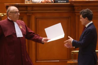 videofoto sa va fie rusine ccr momentul in care un deputat pot protesteaza la investirea lui nicusor dan 68346d1d309c7