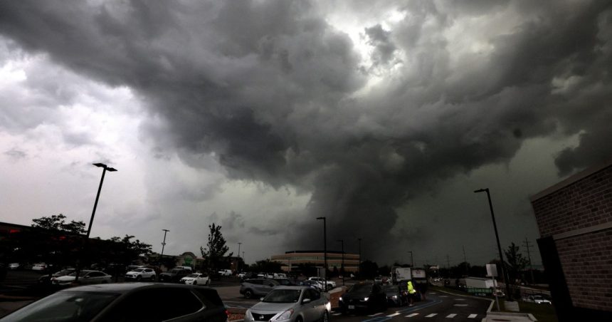 videofoto tornade si furtuni puternice in sua cel putin 27 de morti in missouri si kentucky 6829b90ad6d12