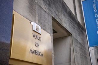 vocea americii isi reia emisia in ciuda eforturilor lui trump de a desfiinta acest post de radio 681646ea797c2