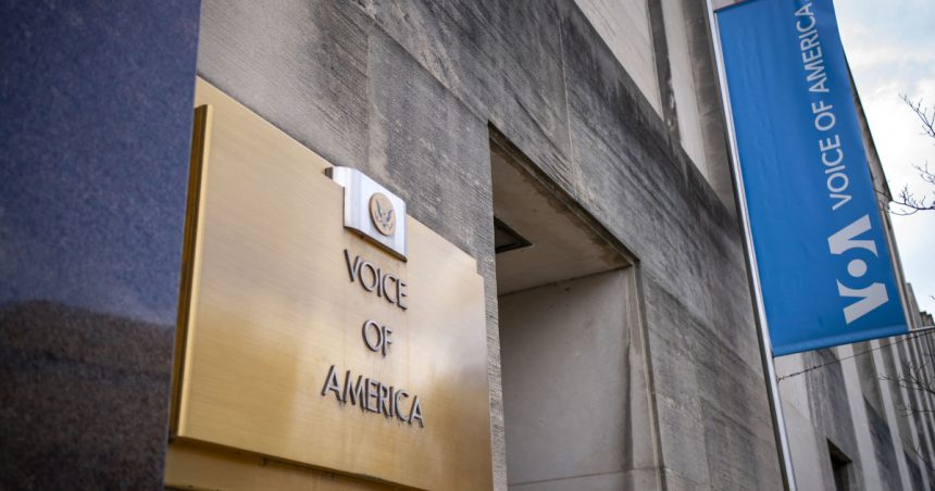 vocea americii isi reia emisia in ciuda eforturilor lui trump de a desfiinta acest post de radio 681646ea797c2
