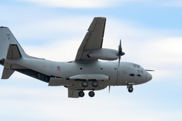 zeci de romani repatriati din iordania cu o aeronava militara pe fondul conflictului din gaza printre ei 13 copii bolnavi 6824ee5068a88