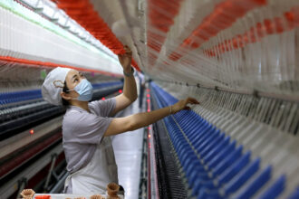 activitatea fabricilor din china a scazut neasteptat in luna mai cu cel mai abrupt declin din 2022 68404de97e40e
