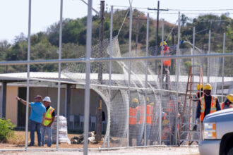 administratia trump vrea sa trimita 9 000 de migranti la guantanamo de saptamana aceasta printre ei sunt 100 de romani 684953b736d12