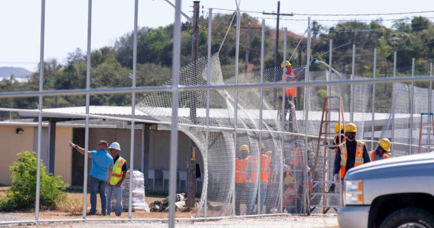 administratia trump vrea sa trimita 9 000 de migranti la guantanamo de saptamana aceasta printre ei sunt 100 de romani 684953b736d12