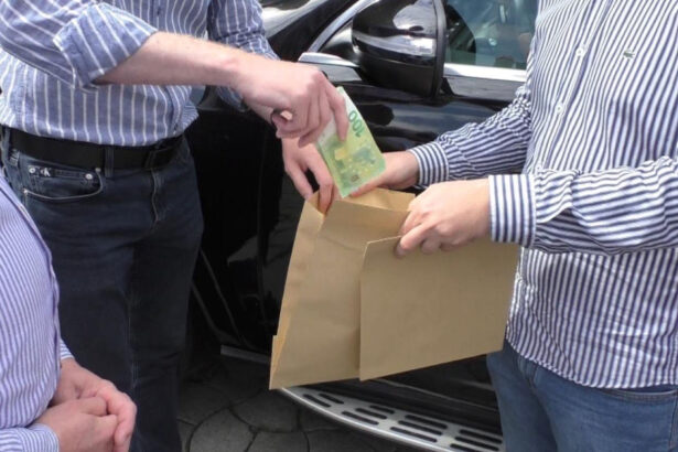 andrei petru dimitriu inspectorul anaf prins cu mita ramane in arest curtea de apel bucuresti i a respins contestatia 684155cfcd9cc