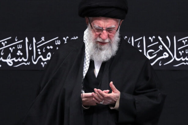 ayatollahul iranului promite o pedeapsa severa israelul si a deschis mana rea si patata de sange pentru a comite o crima 684bb768f157f