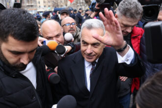 calin georgescu chemat azi la parchetul general in dosarul in care e acuzat ca a citat la tv din zelea codreanu 685e2fe990613