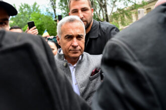 calin georgescu in fata instantei dupa ce a contestat masura controlului judiciar el a fost intampinat de zeci de sustinatori 684a9151638b5