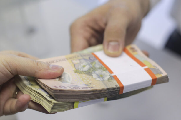 cinci functionari bancari sunt anchetati pentru ca ar fi ajutat o grupare sa obtina credite de 18 milioane de lei cu acte false 684b34329719c