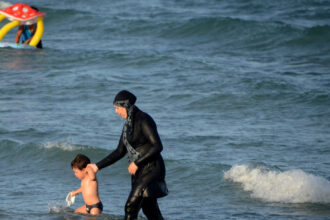 cod vestimentar strict pe plajele publice din siria burkini obligatoriu pentru femei si tricouri pentru barbati 68491ef2525d8