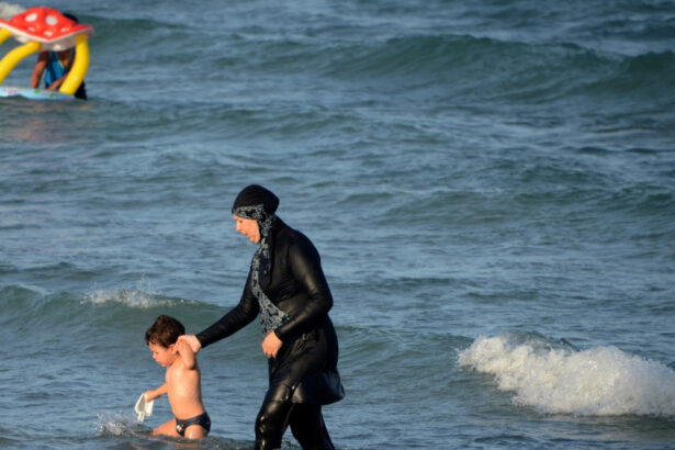cod vestimentar strict pe plajele publice din siria burkini obligatoriu pentru femei si tricouri pentru barbati 68491ef2525d8