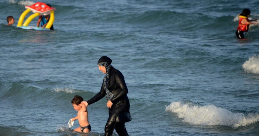 cod vestimentar strict pe plajele publice din siria burkini obligatoriu pentru femei si tricouri pentru barbati 68491ef2525d8