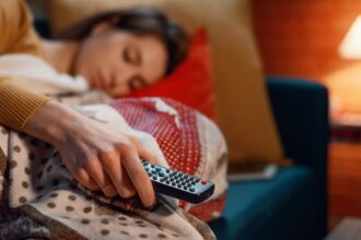 de ce nu ar trebui niciodata sa dormim cu televizorul pornit un obicei aparent inofensiv care ne afecteaza grav sanatatea 685009a44ce43