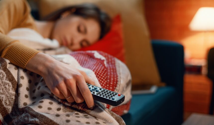 de ce nu ar trebui niciodata sa dormim cu televizorul pornit un obicei aparent inofensiv care ne afecteaza grav sanatatea 685009a44ce43