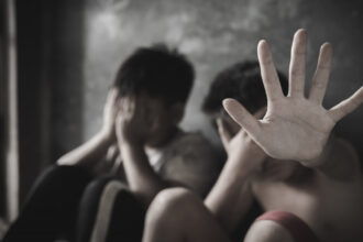 doi copii din arad fortati sa munceasca la o stana de oi batuti si infometati de propriul tata barbatul a fost arestat 68555c8e839da
