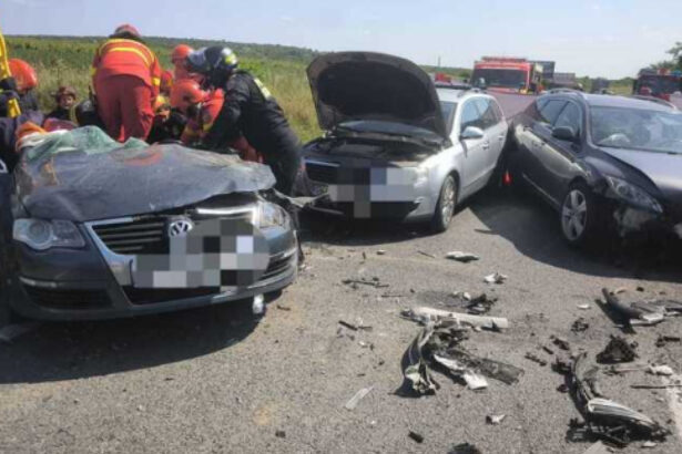 doi copii si doi adulti au fost transportati la spital dupa un accident pe dn 19 in care au fost implicate patru masini 6850757ea7733