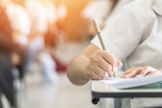evaluarea nationala 2025 subiecte la limba si literatura romana elevii participa la prima proba scrisa din cadrul examenului 6858ec44326c8