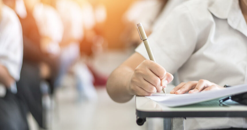 evaluarea nationala 2025 subiecte la limba si literatura romana elevii participa la prima proba scrisa din cadrul examenului 6858ec44326c8