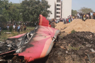 exclusiv ce spune un fost pilot roman care a zburat chiar pe tipul de avion prabusit in india despre tragedia aviatica de la ahmedabad 684ad08c59476