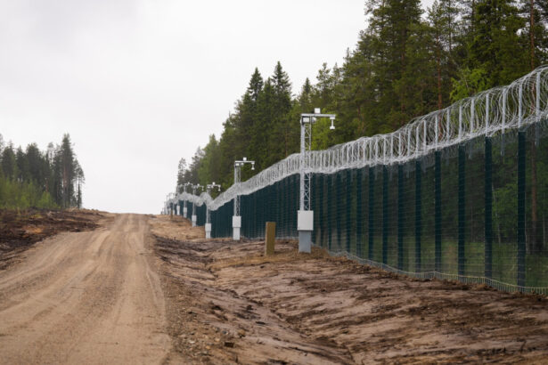 finlanda inchide cu gard inalt de aproape 5 metri inca un tronson al frontierei cu rusia 685bac105629c
